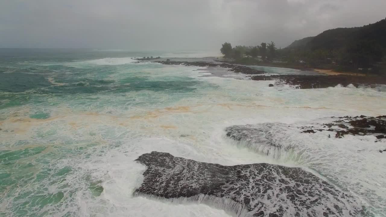 空中拍摄的风景拍摄的岛屿海浪海-瓦胡岛，夏威夷视频素材