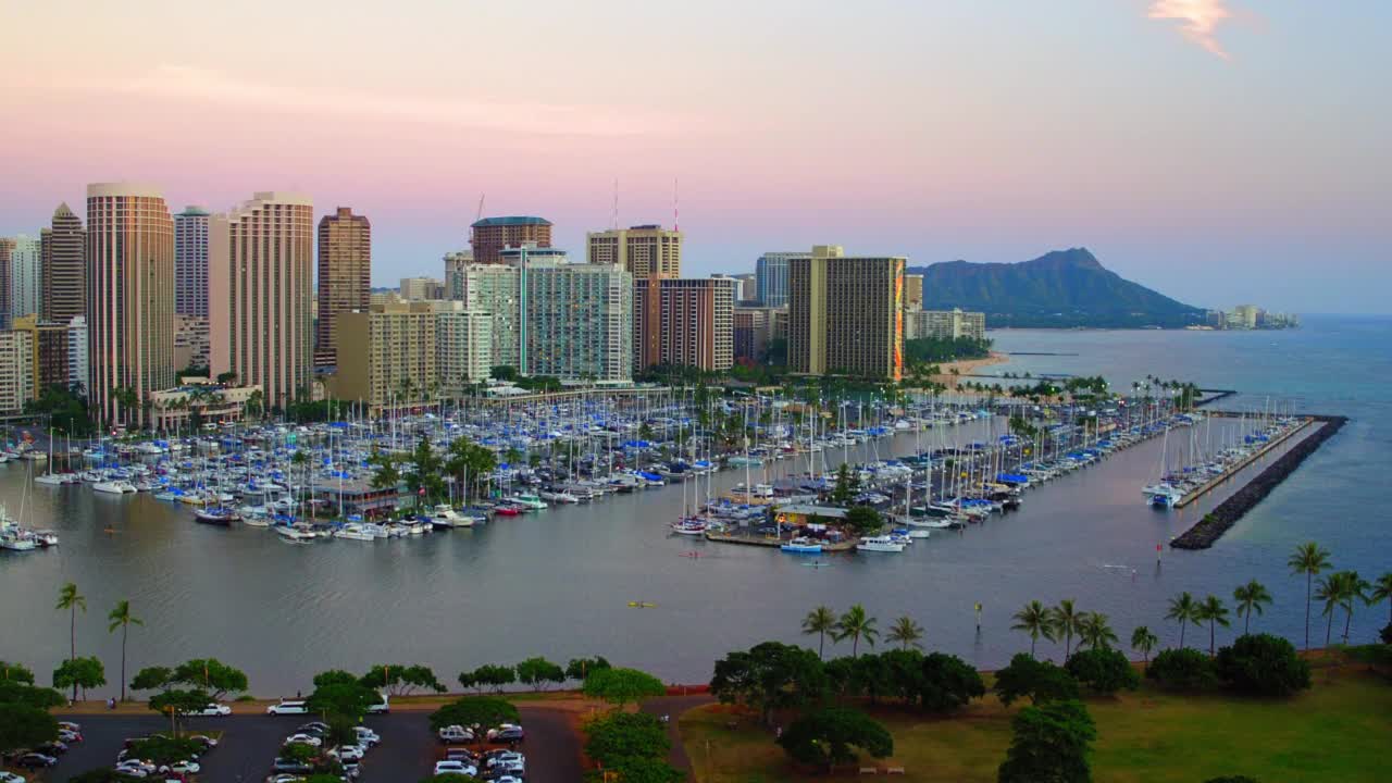 空中向前拍摄的船舶停泊在海上的现代城市-瓦胡岛，夏威夷视频素材