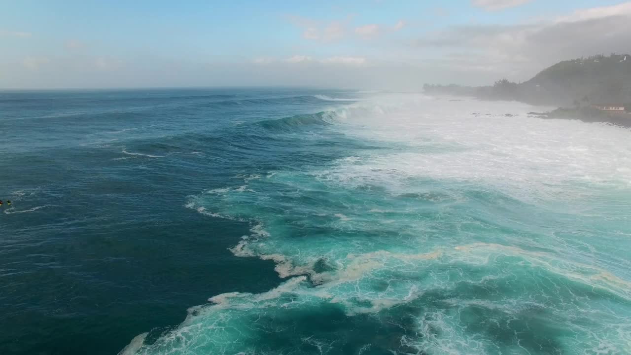 空中封锁的岛屿风景，海浪和多云的天空-夏威夷瓦胡岛视频素材