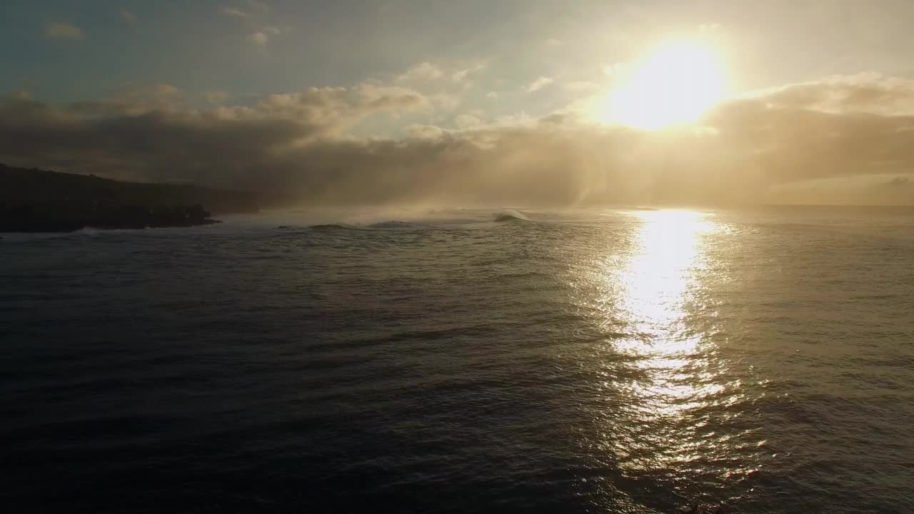 空中封锁美丽的岛屿在日落时海浪海浪-瓦胡岛，夏威夷视频素材