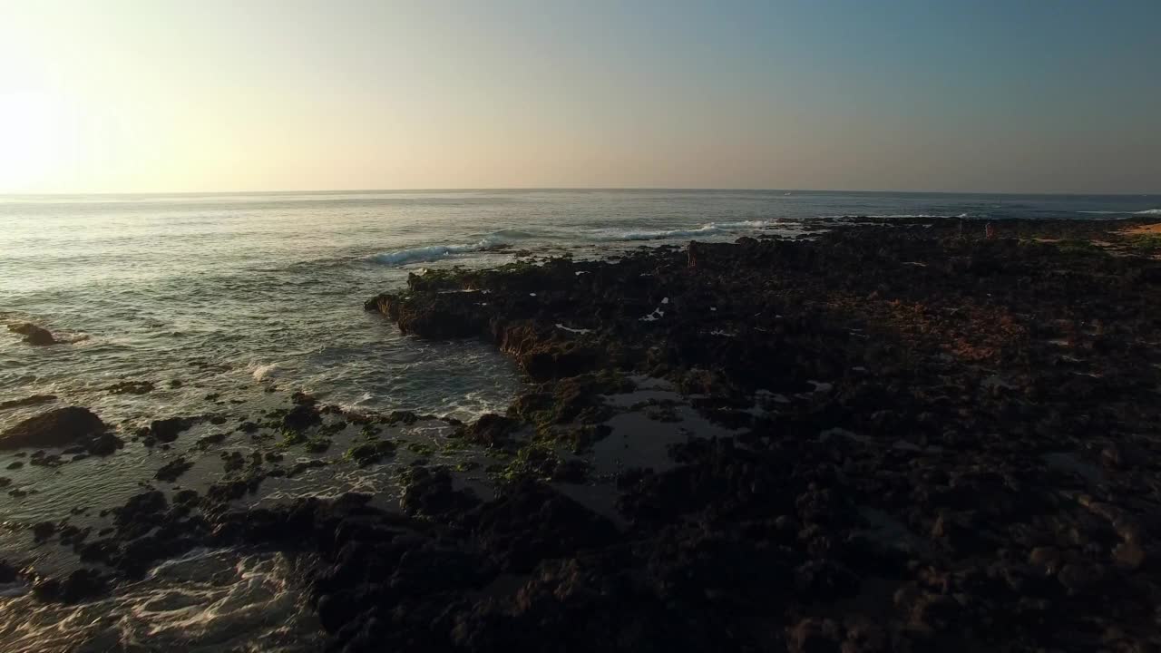 空中向前的风景拍摄的海浪海景对晴空在日落-瓦胡岛，夏威夷视频素材