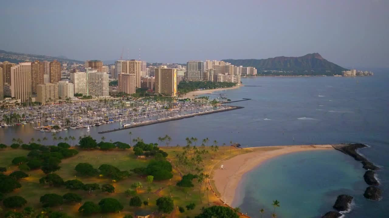 空中向前美丽的港口在现代城市由瓦胡岛在晴朗的天空视频素材