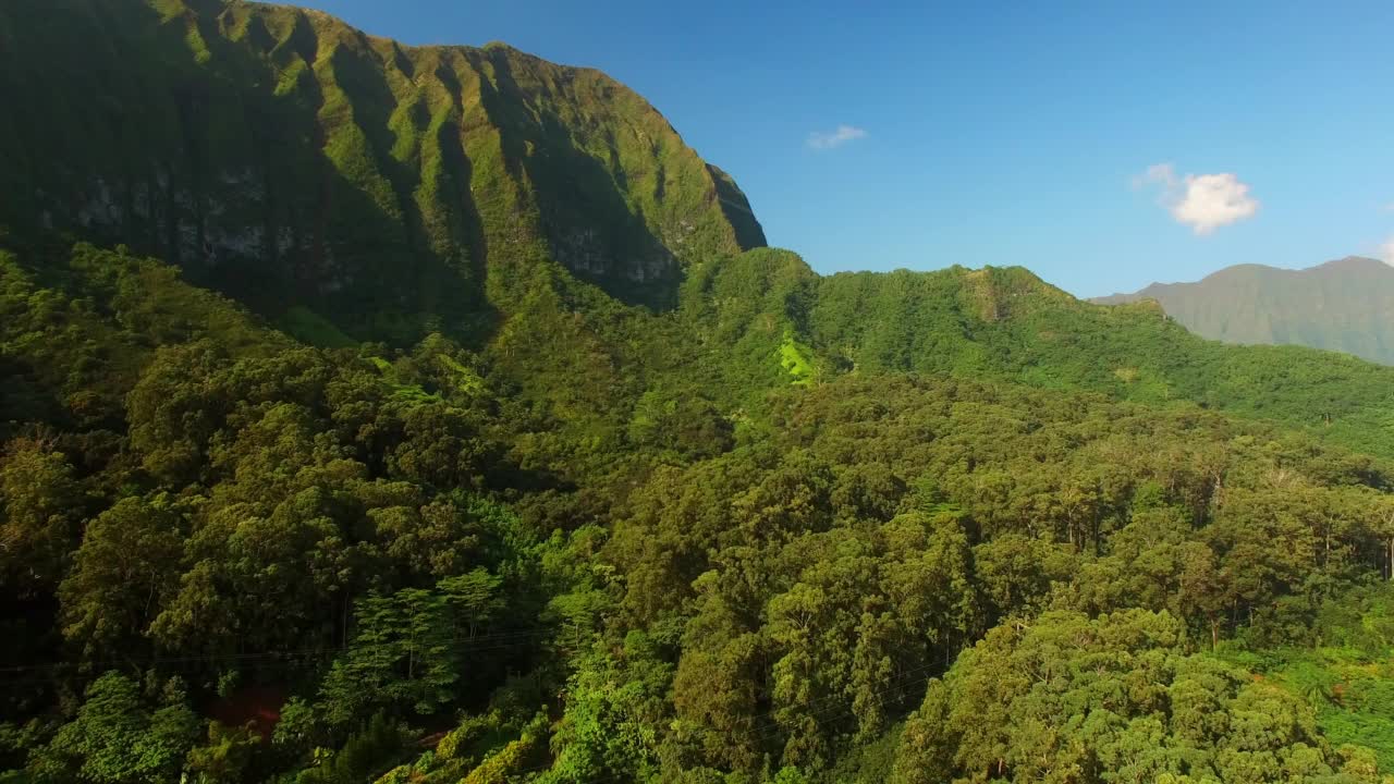 空中:空中景观的绿岛岩层，无人机在阳光灿烂的日子向后飞行-瓦胡岛，夏威夷视频素材