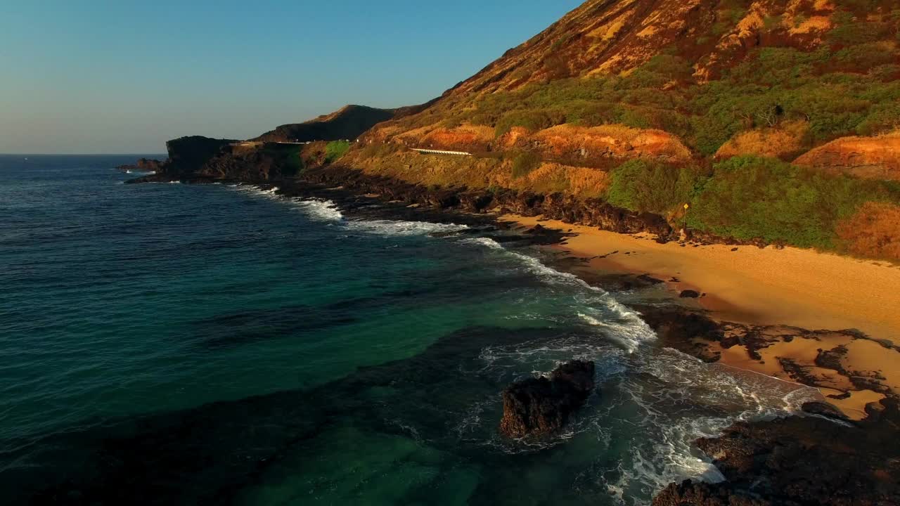 天空晴朗，瓦胡岛波涛起伏的美丽海景视频素材