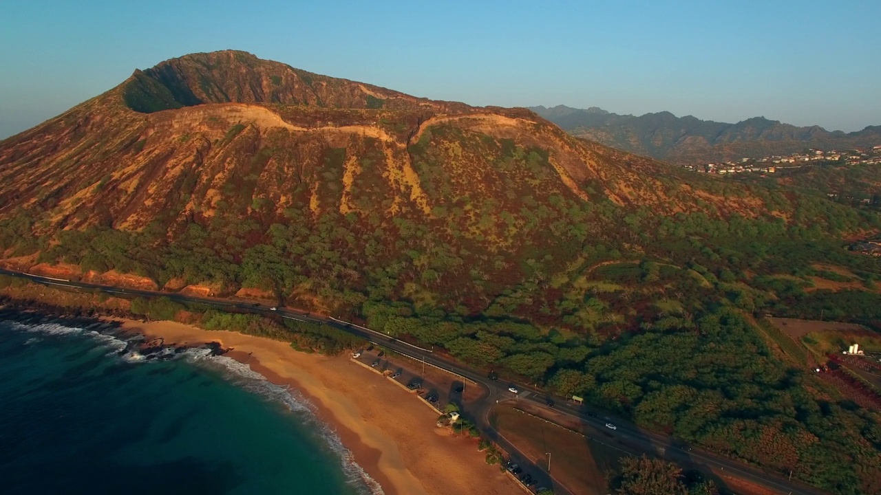 航拍:天空晴朗的瓦胡岛航拍风景，无人机在海面上向前飞行视频素材