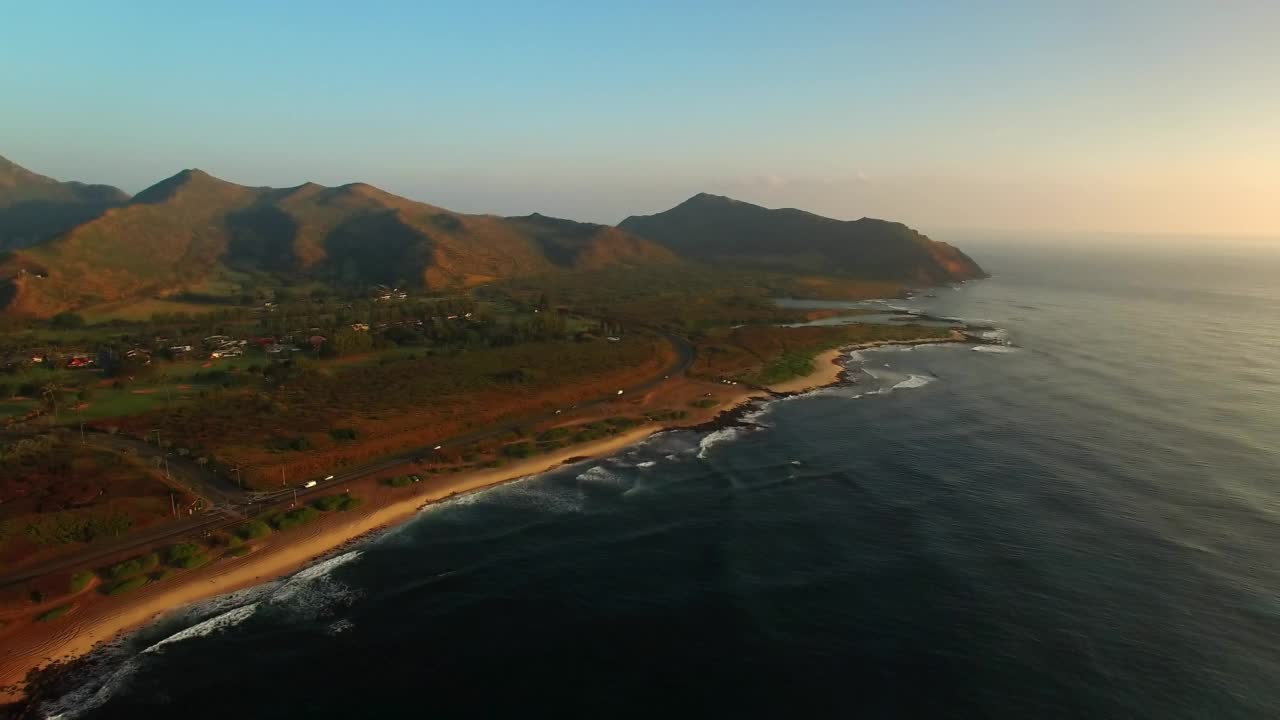 航拍:欧胡岛建筑的航拍美景，无人机在晴朗的天空下向后飞行视频素材