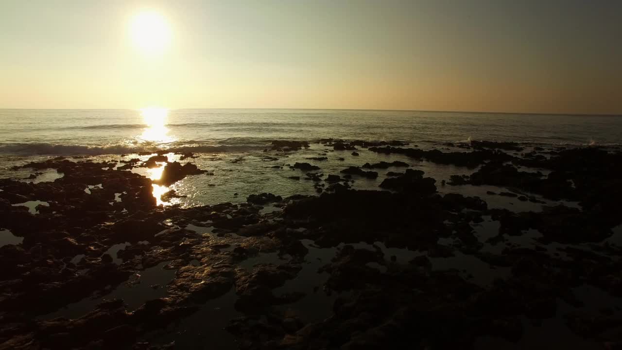 空中向前的风景在日落时清澈的天空下荡漾的海景-瓦胡岛，夏威夷视频素材