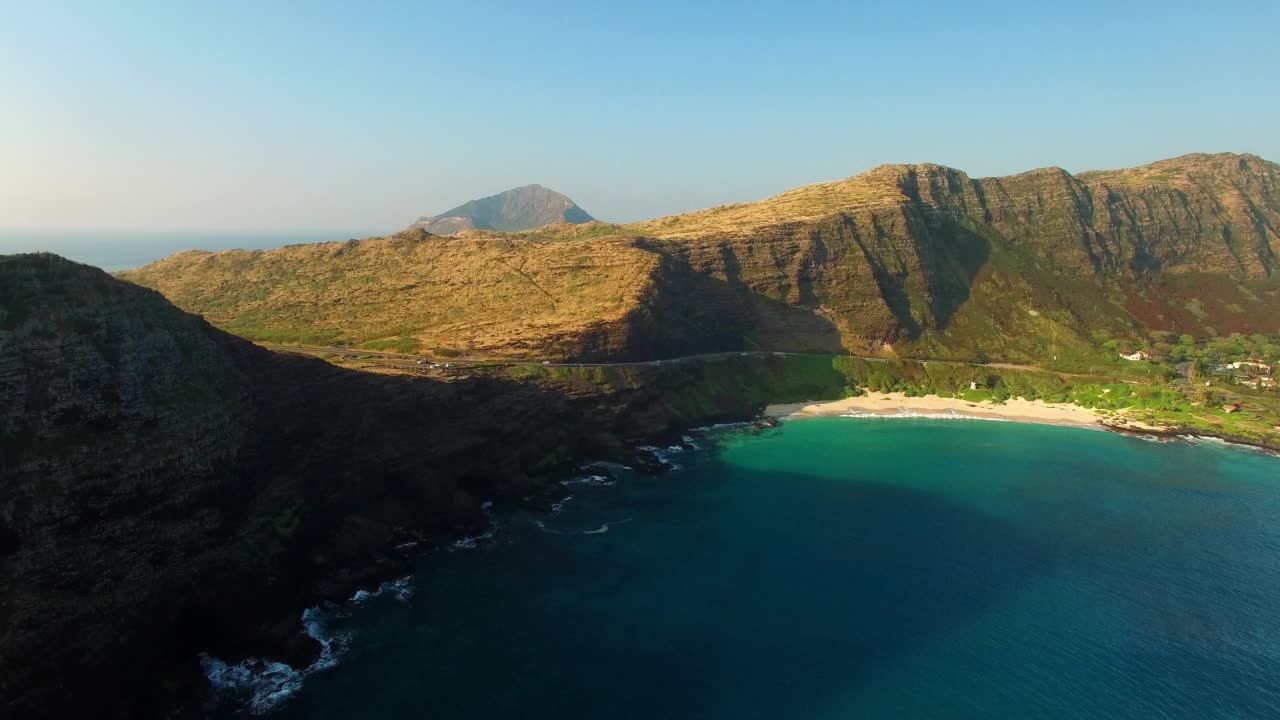 航拍:晴空下自然岩层的航拍美景，无人机在晴天飞过海面-夏威夷瓦胡岛视频素材