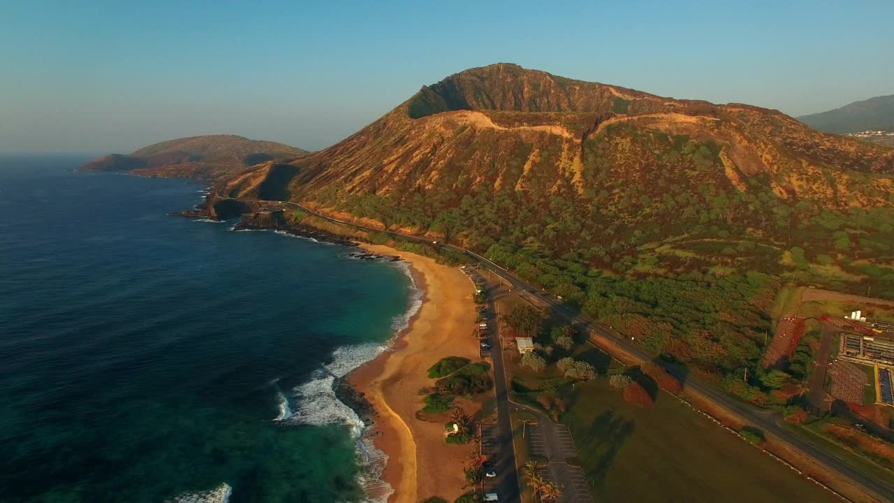 空中:空中下降的美丽景色的海滩瓦胡岛，无人机向前飞行在波浪般的海洋视频素材