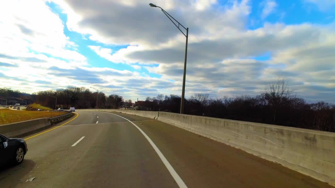 多云天空下的汽车在道路上移动的城市-洛杉矶，加利福尼亚视频素材