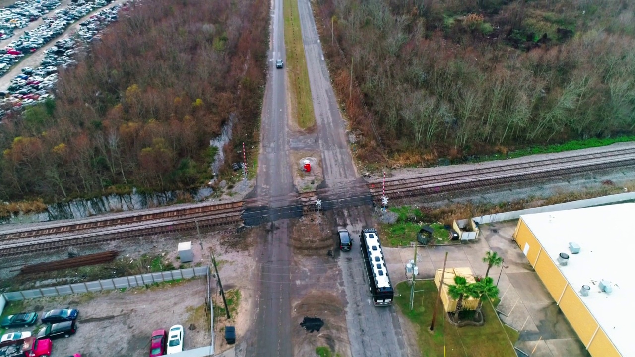 空中向前拍摄的Rv公共汽车和汽车移动在道路中铁路轨道-新奥尔良，路易斯安那州视频素材