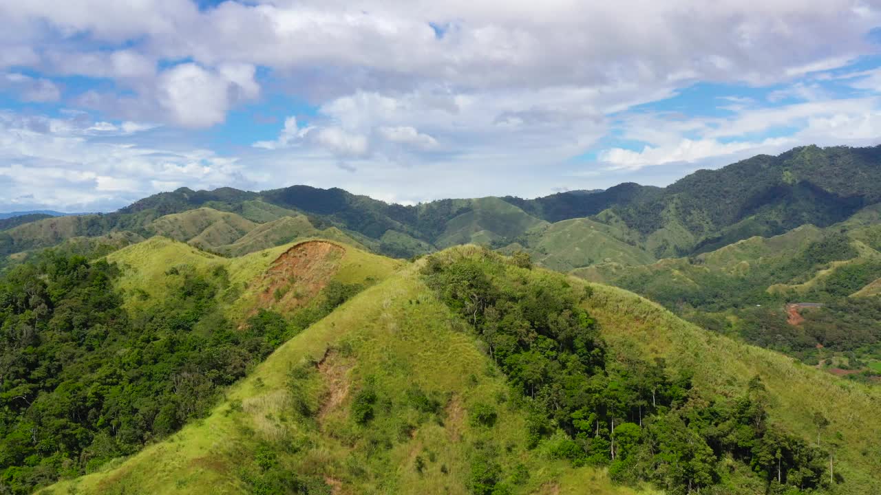 夏天山绿草绿，天蓝山水视频素材