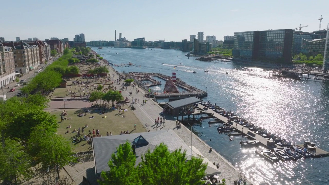 空中全景镜头的海滨与宽阔的放松区和游泳区在城市。闪闪发光的水面反射着阳光。丹麦哥本哈根视频素材