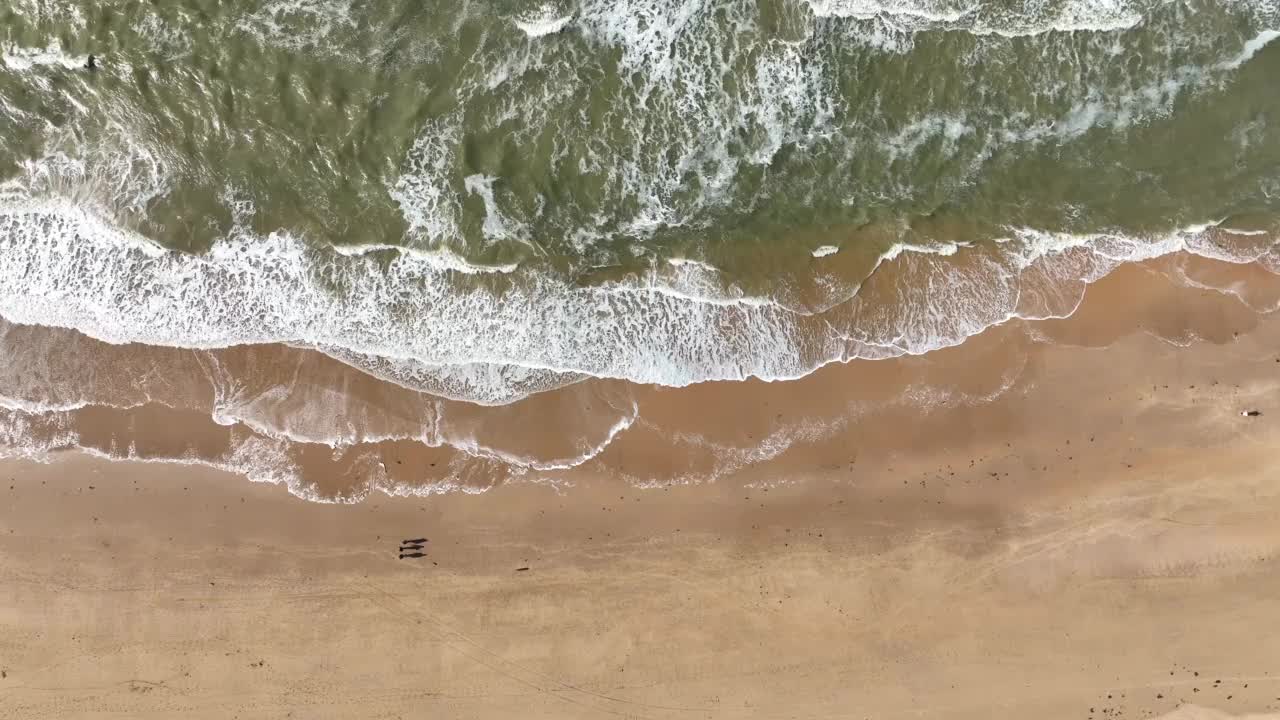 从上到下的航拍镜头拍下了沙滩上的海浪视频素材