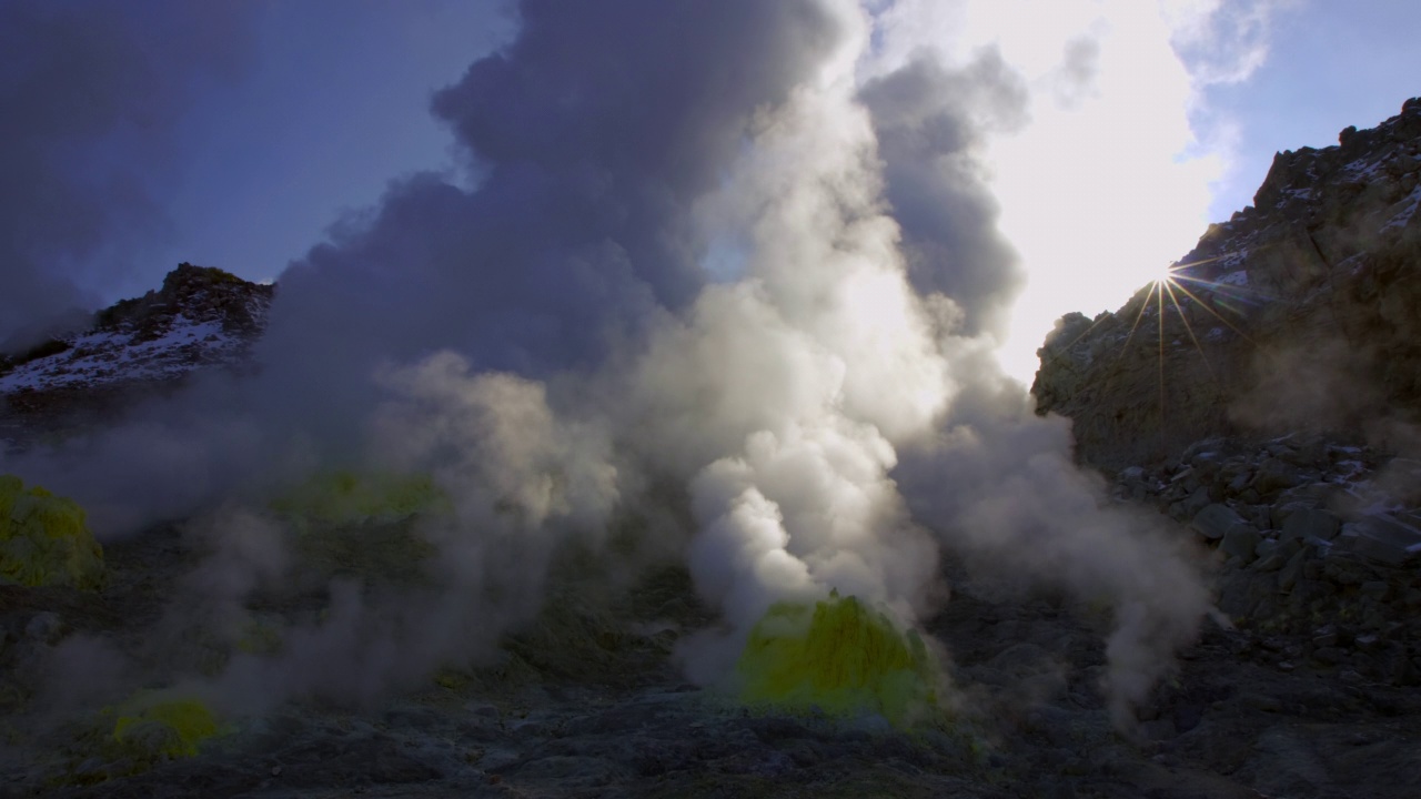 伊俄山火山景观在暴风雪期间冒烟的烟孔视频素材