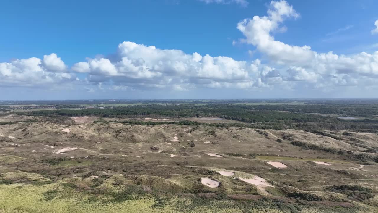 从海岸飞向海洋上空的航拍镜头视频素材