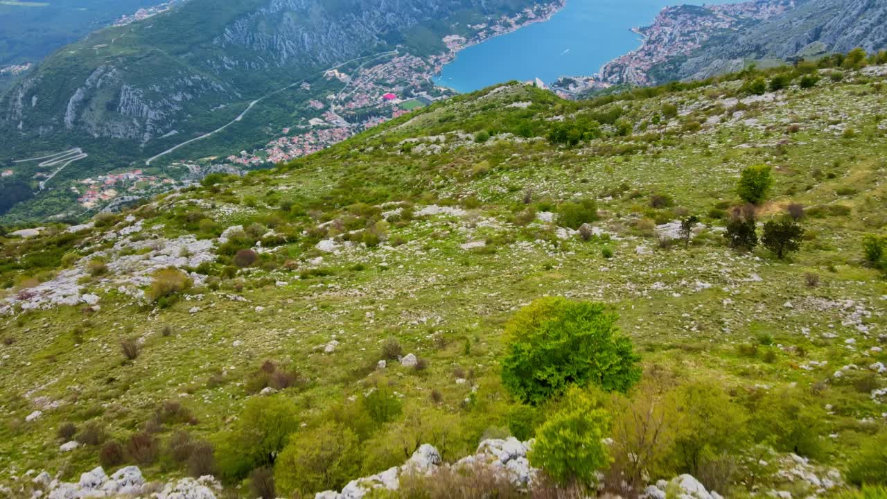 鸟瞰历史古城科托尔和科托尔湾，黑山。蒂瓦特机场和科托尔蛇形石的无人机照片视频素材