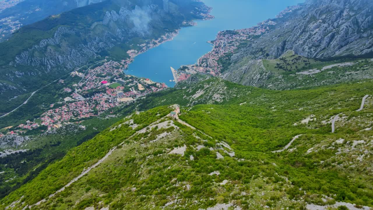 鸟瞰历史古城科托尔和科托尔湾，黑山。蒂瓦特机场和科托尔蛇形石的无人机照片视频素材