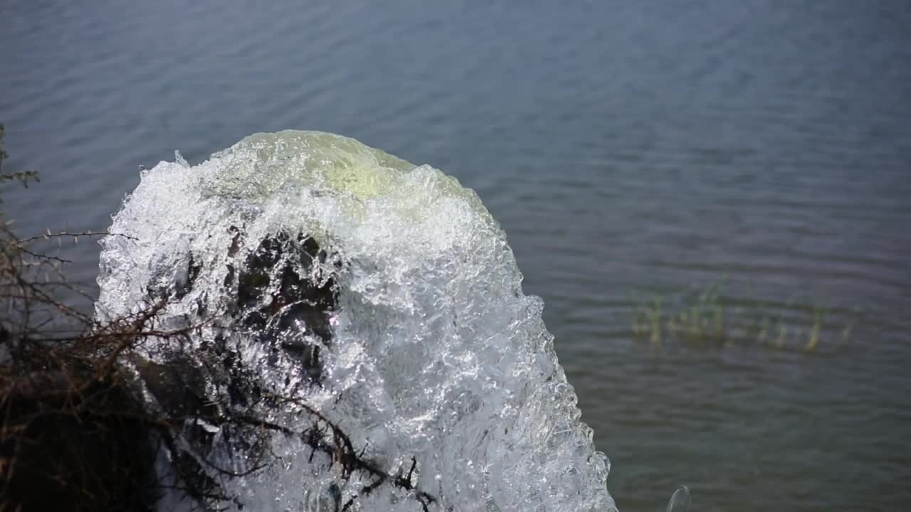 大量的水从那根大金属管涌到湖里视频素材