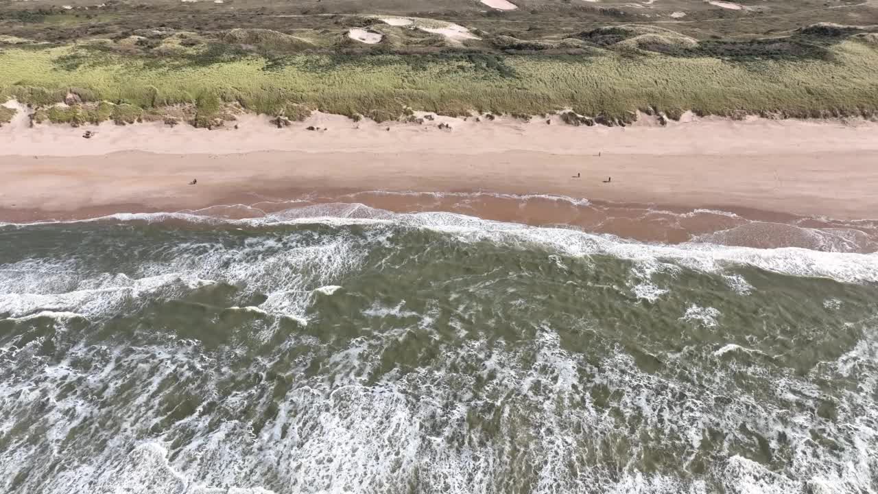 沙滩上海浪的航拍镜头视频素材