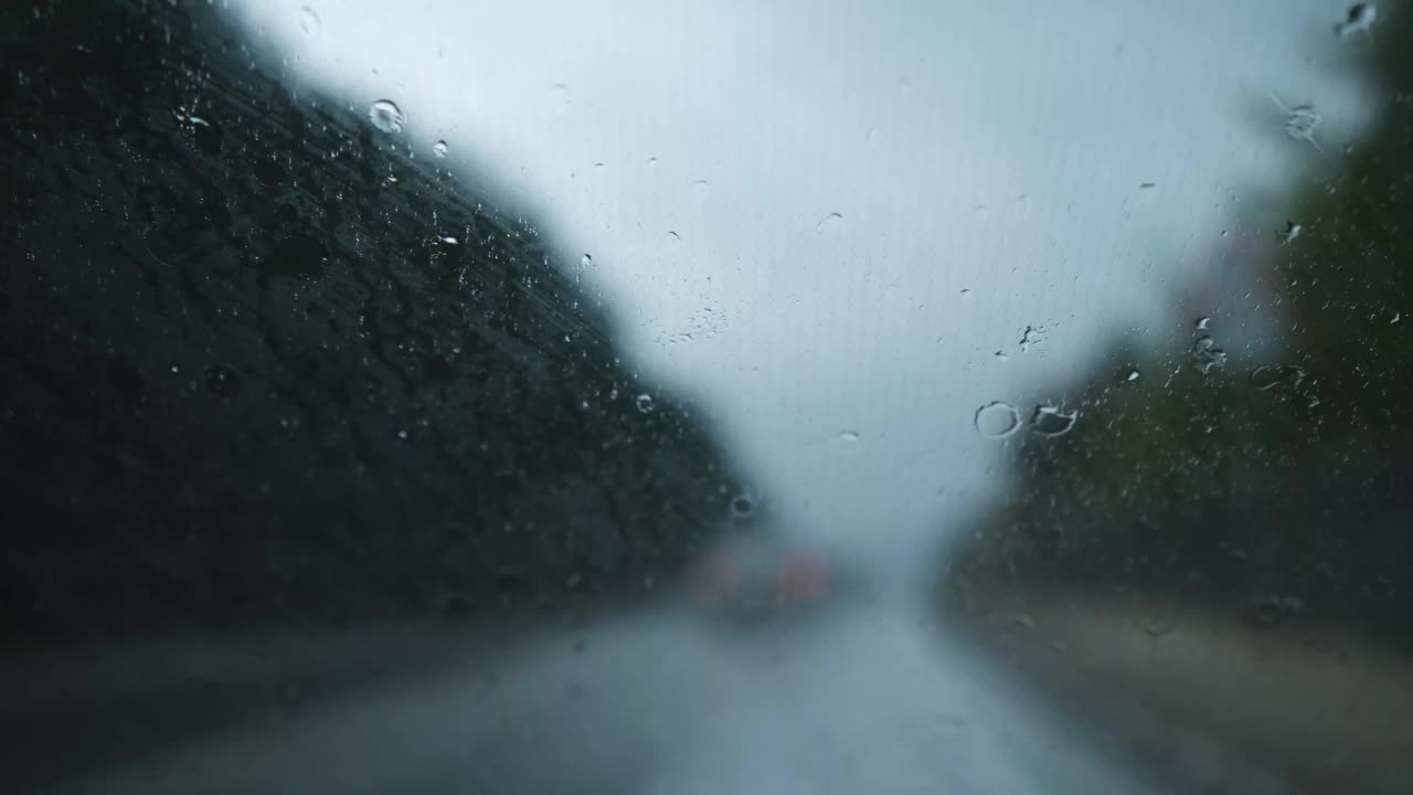 玻璃雨汽车。在倾盆大雨中开车。视频素材