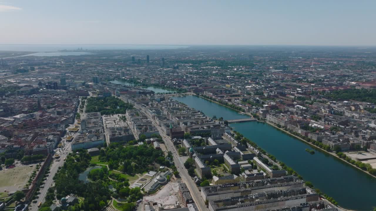 在大都市上空高飞。大城市平面景观的空中全景。植物园，大学遗址和湖泊群。丹麦哥本哈根视频素材