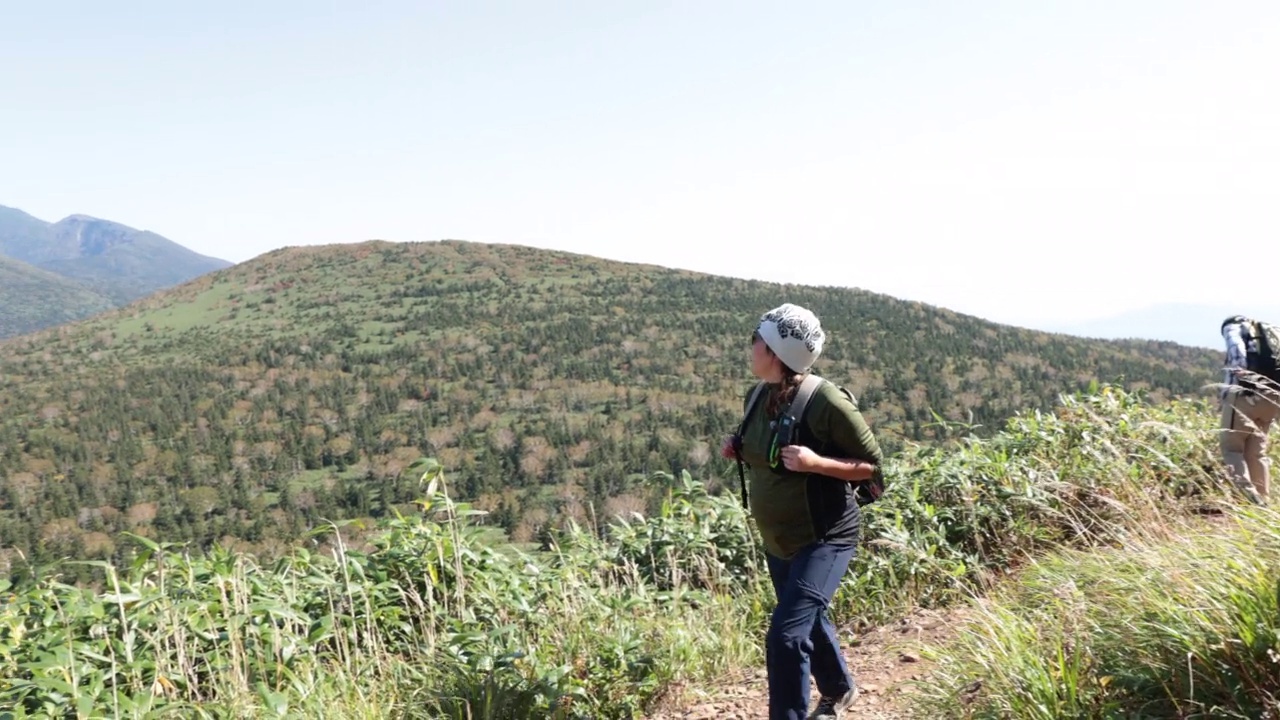 中年女性登山视频素材