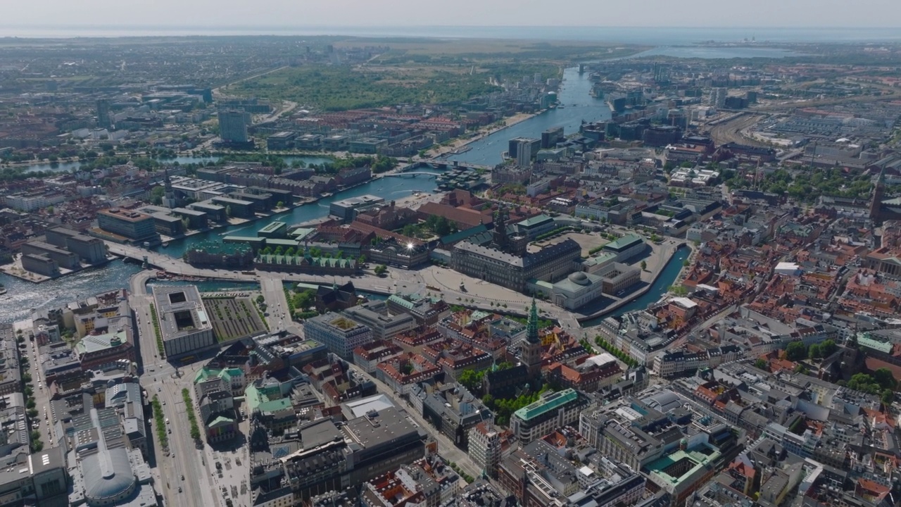 大城市平面景观的空中全景。历史悠久的市中心有Borsen，丹麦议会和Slotsholmen岛上的Christiansborg。丹麦哥本哈根视频素材