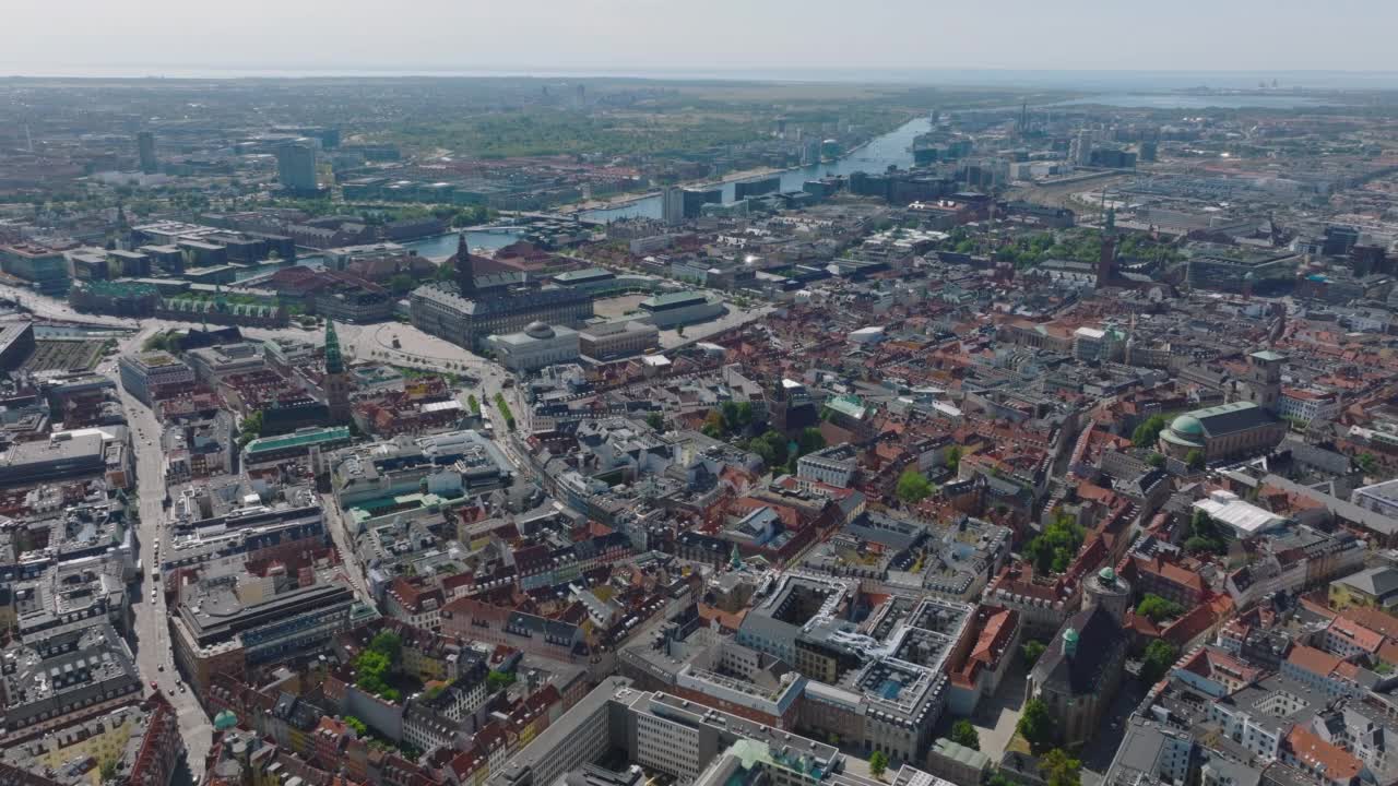 从高处看是首都的中心。大城市平面景观的航拍全景。丹麦哥本哈根视频素材