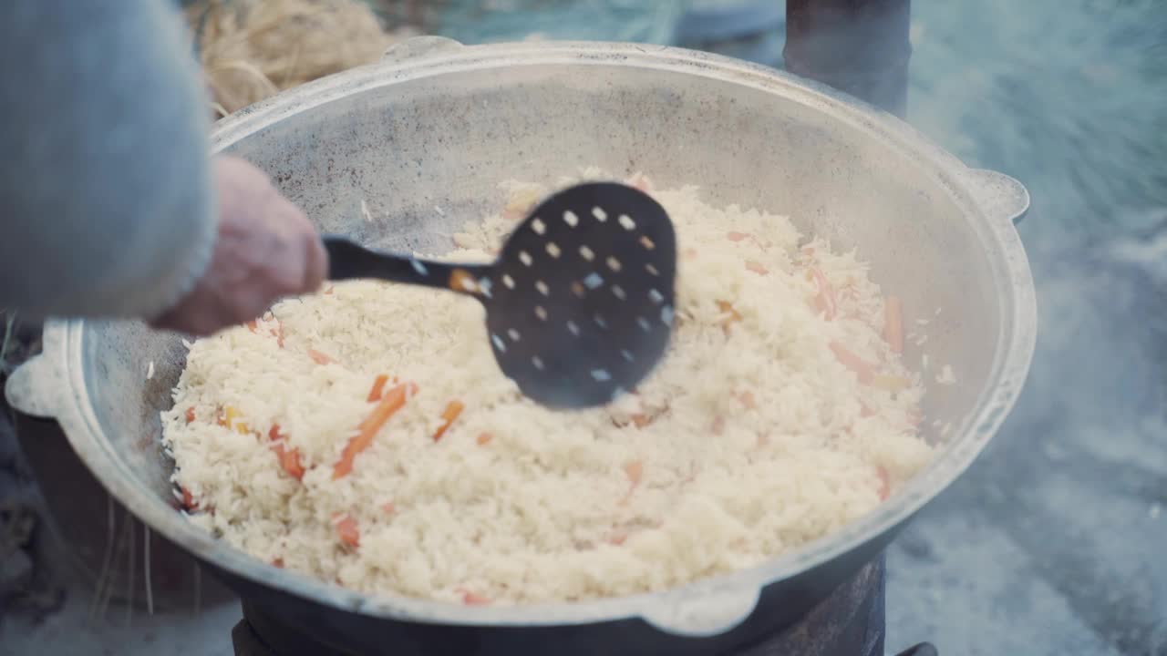 在喀山，人们用漏勺混合肉饭和肉汤。视频素材