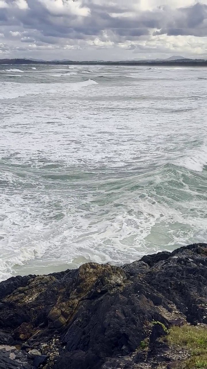 多云天的海水泡沫。视频素材