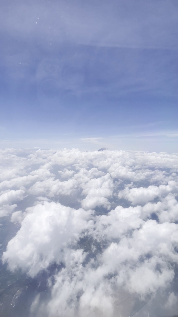 从空中俯瞰塞梅鲁山。视频素材