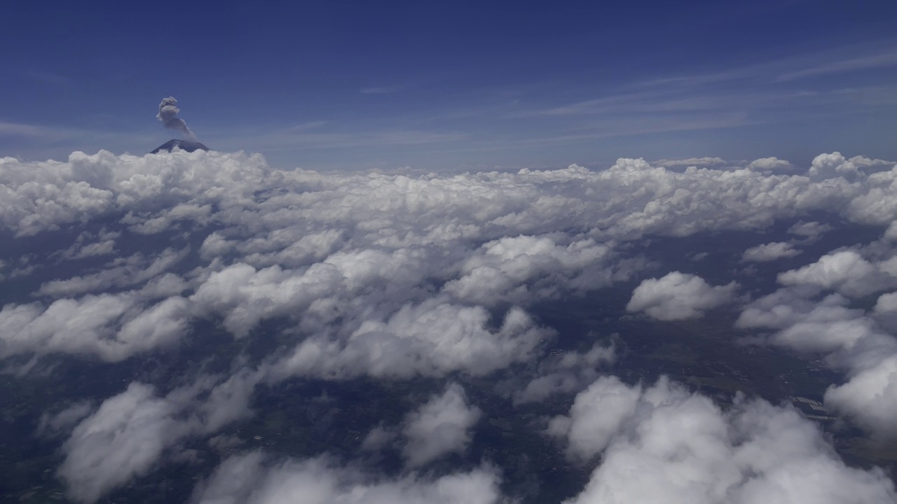 从空中俯瞰塞梅鲁山。视频素材