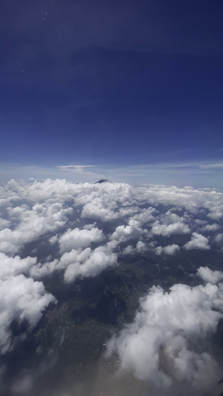 从空中俯瞰塞梅鲁山。视频素材