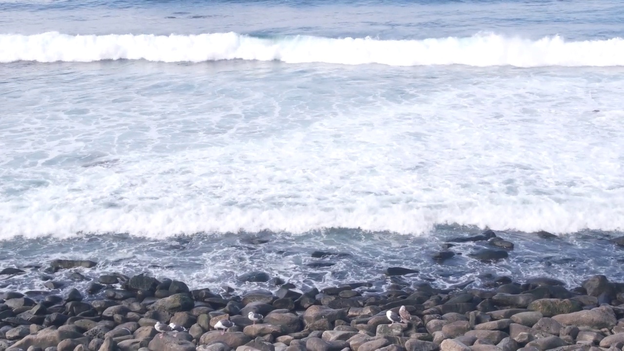 海浪拍打着海滩，海水表面。海岸上的卵石或石头视频素材