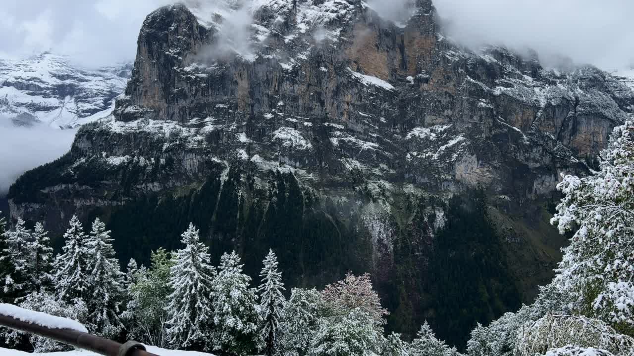 在瑞士的Murren村，从Schilthorn山上看到的少女视频素材