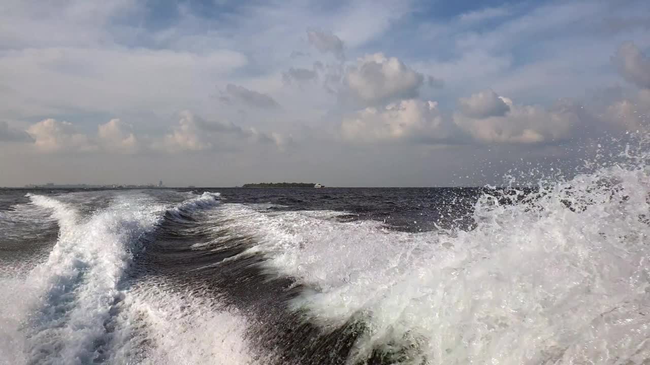 海平面低角度视角的快艇水迹视频素材