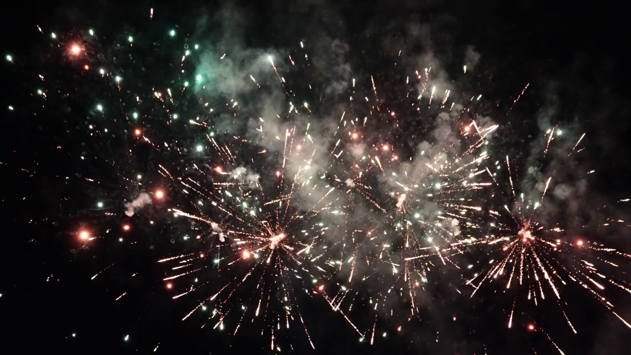 夜空中的烟火。节日:大型节日或节日的传统结尾视频素材