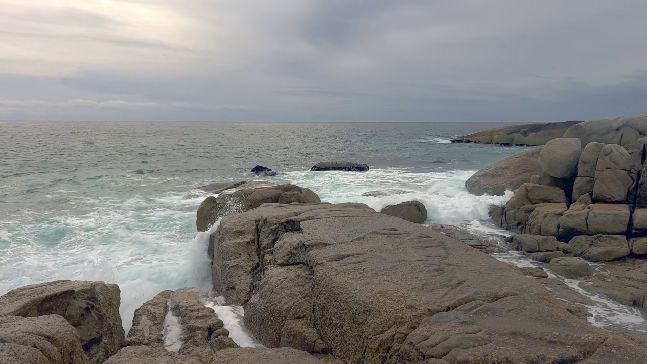 海浪拍打岩石视频素材