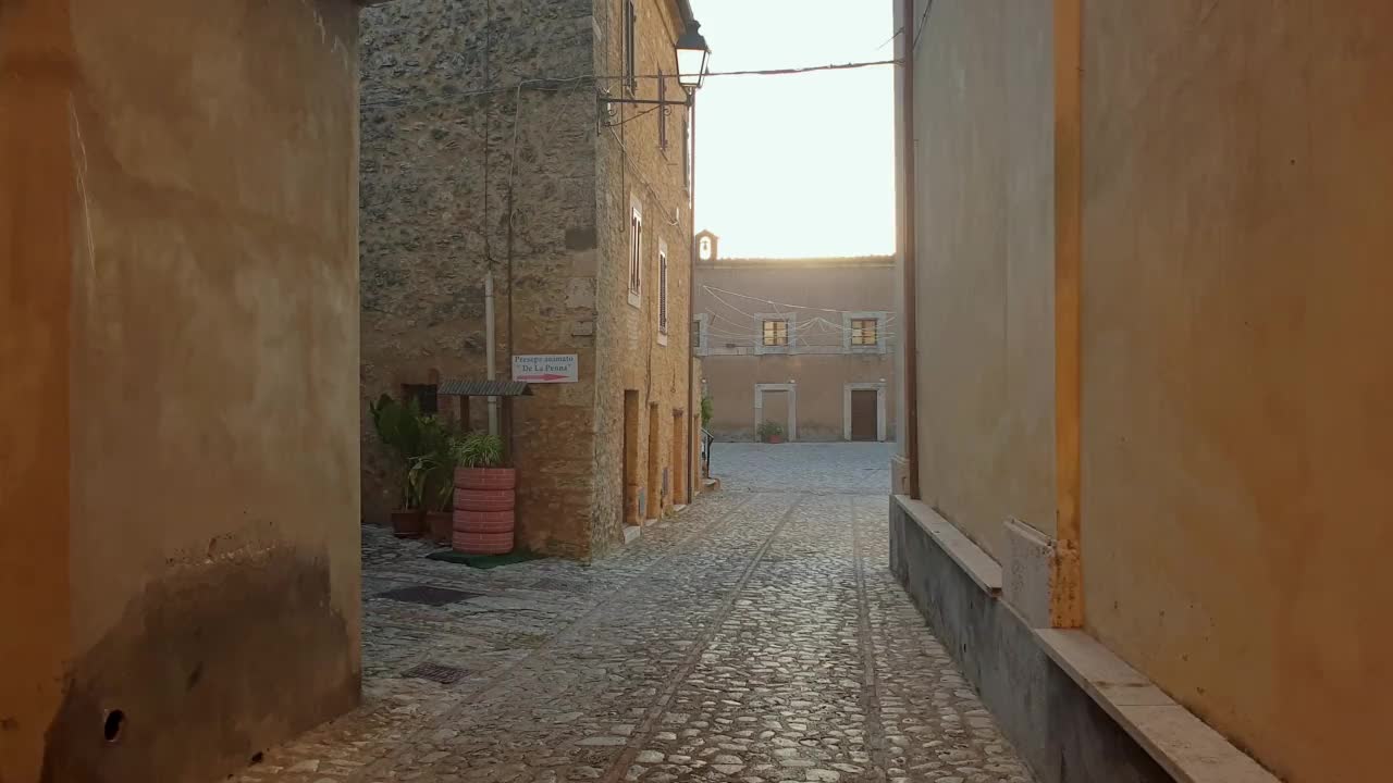 Teverina Penna历史中心的古老建筑和中世纪小巷。意大利视频素材