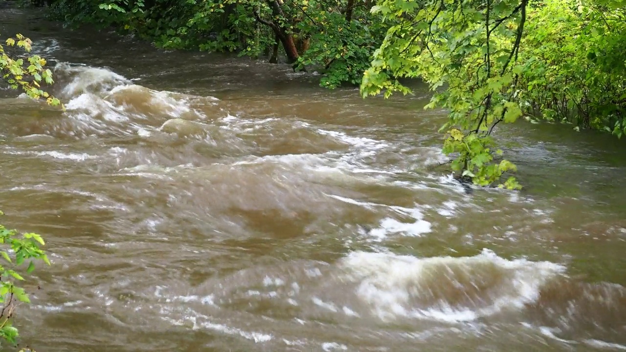 英国湖区安布尔塞德市的罗塞河在暴雨后泛滥成灾。视频素材