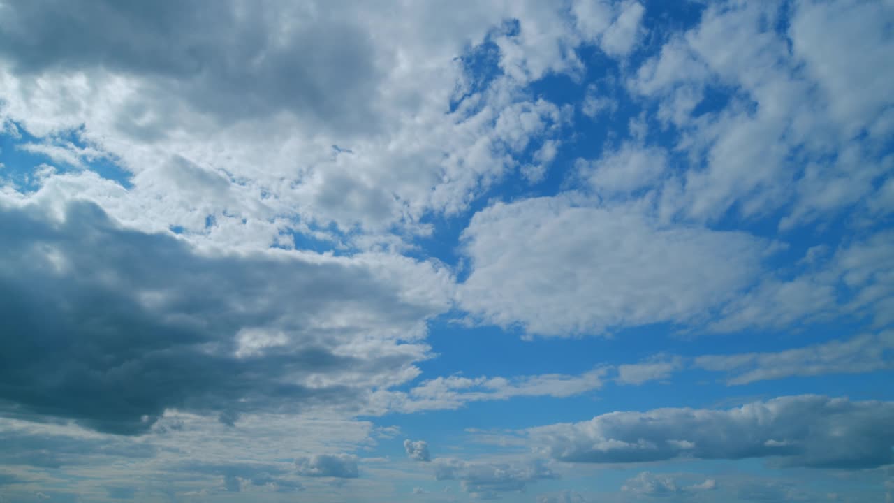 夏日的云朵飘过蓝天。蓝天白云。时间流逝。视频素材