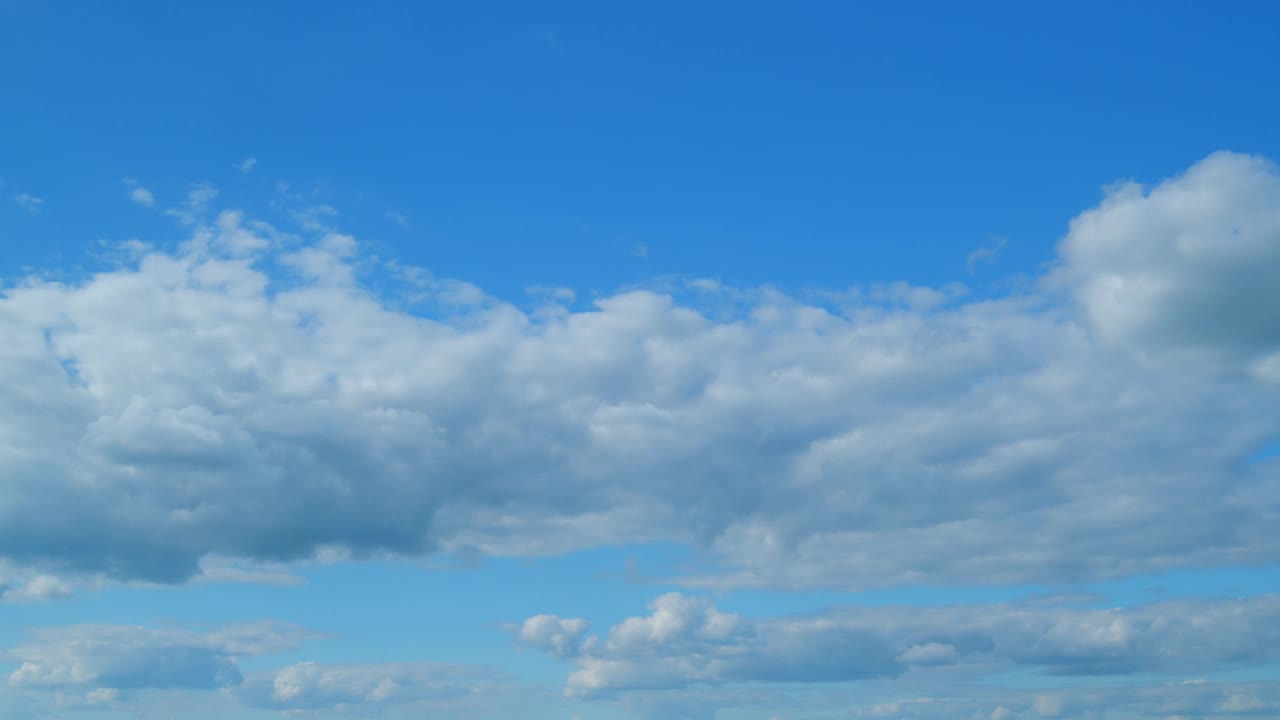 蓝天夏日云景。滚滚浮肿的白云在移动。时间流逝。视频素材