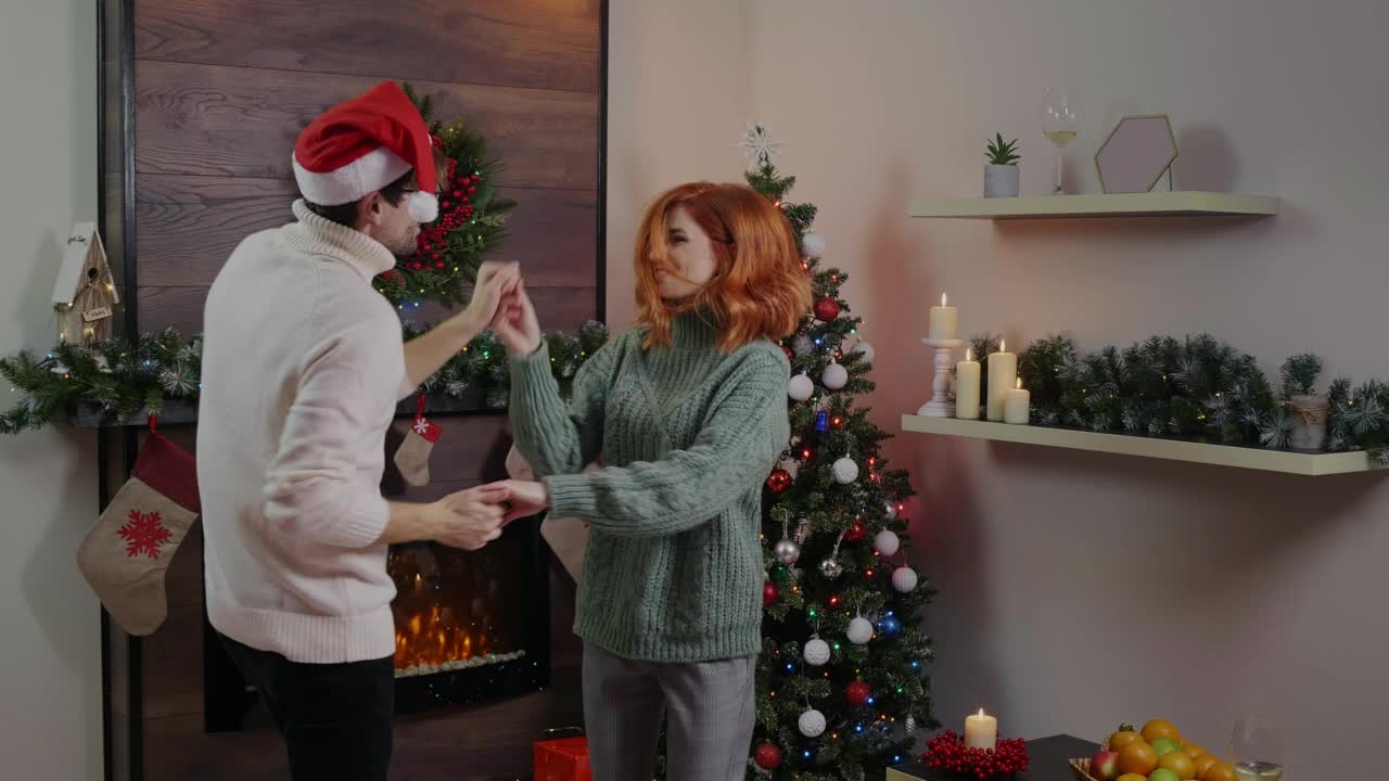 一男一女在圣诞气氛中跳舞。视频素材