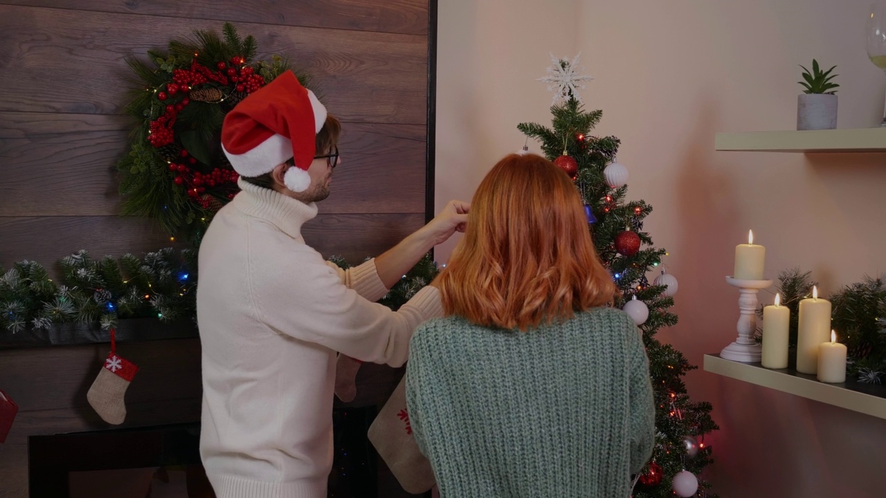 年轻夫妇装饰圣诞树视频素材