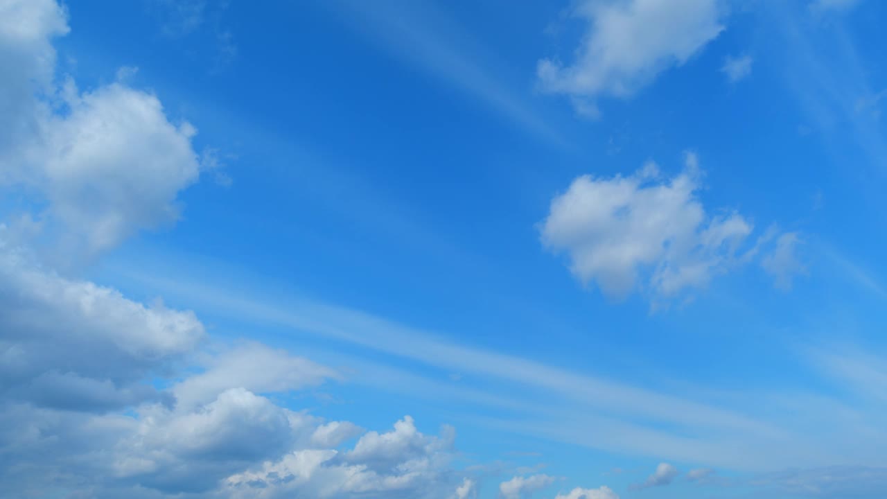 背景云和天空在一个晴天。浅蓝色和白色的颜色，真实的天空与云。时间流逝。视频素材