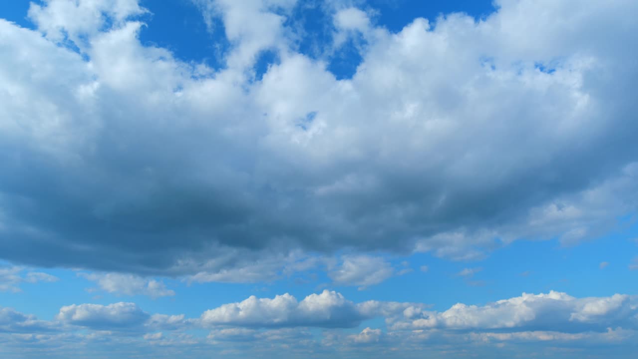 背景黑暗戏剧性的天空与暴风雨的云。在蓝天上飘动着白色的浮云。时间流逝。视频素材