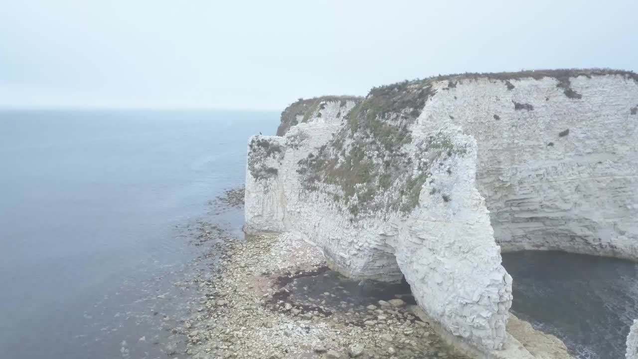 英国多塞特郡老哈里岩鸟瞰图视频素材