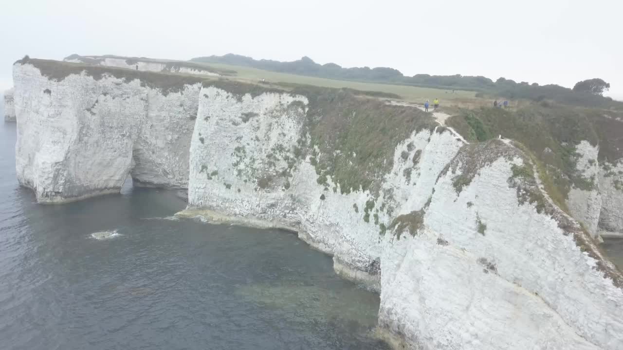 英国多塞特郡老哈里岩鸟瞰图视频素材