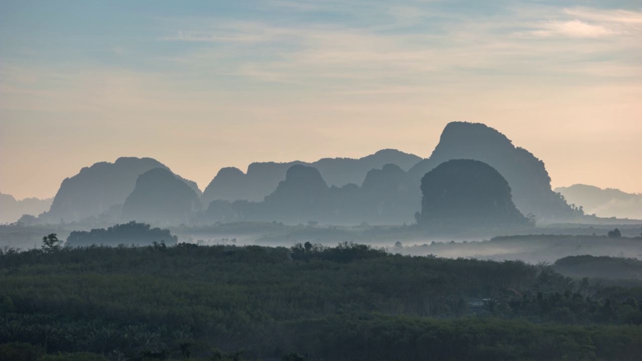 Din Deang Doi视角的山景日出时间间隔与热带森林，甲米泰国自然景观时间间隔视频素材